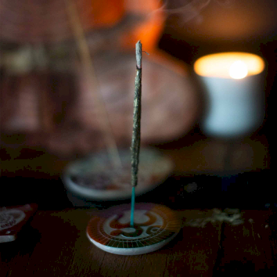 Okrągła Podstawka pod Kadzidełka ze Steatytu - Om